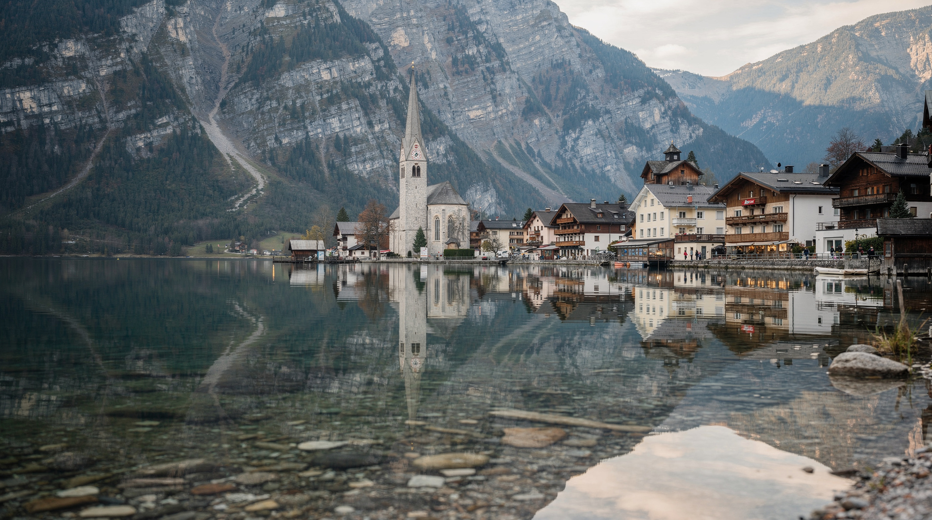 Hallstatt before the crowds: arriving at 8:30am — What Hallstatt looks like at 8:30am before tour buses arrive, when to leave, the
