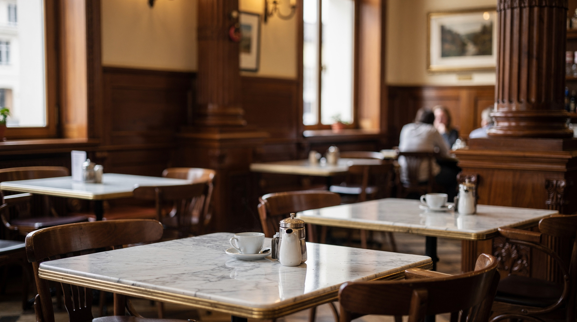 Café Tomaselli vs Café Sacher Salzburg: which one to visit — Honest comparison of Salzburg's two most famous cafés — Tomaselli (1705) and Sac