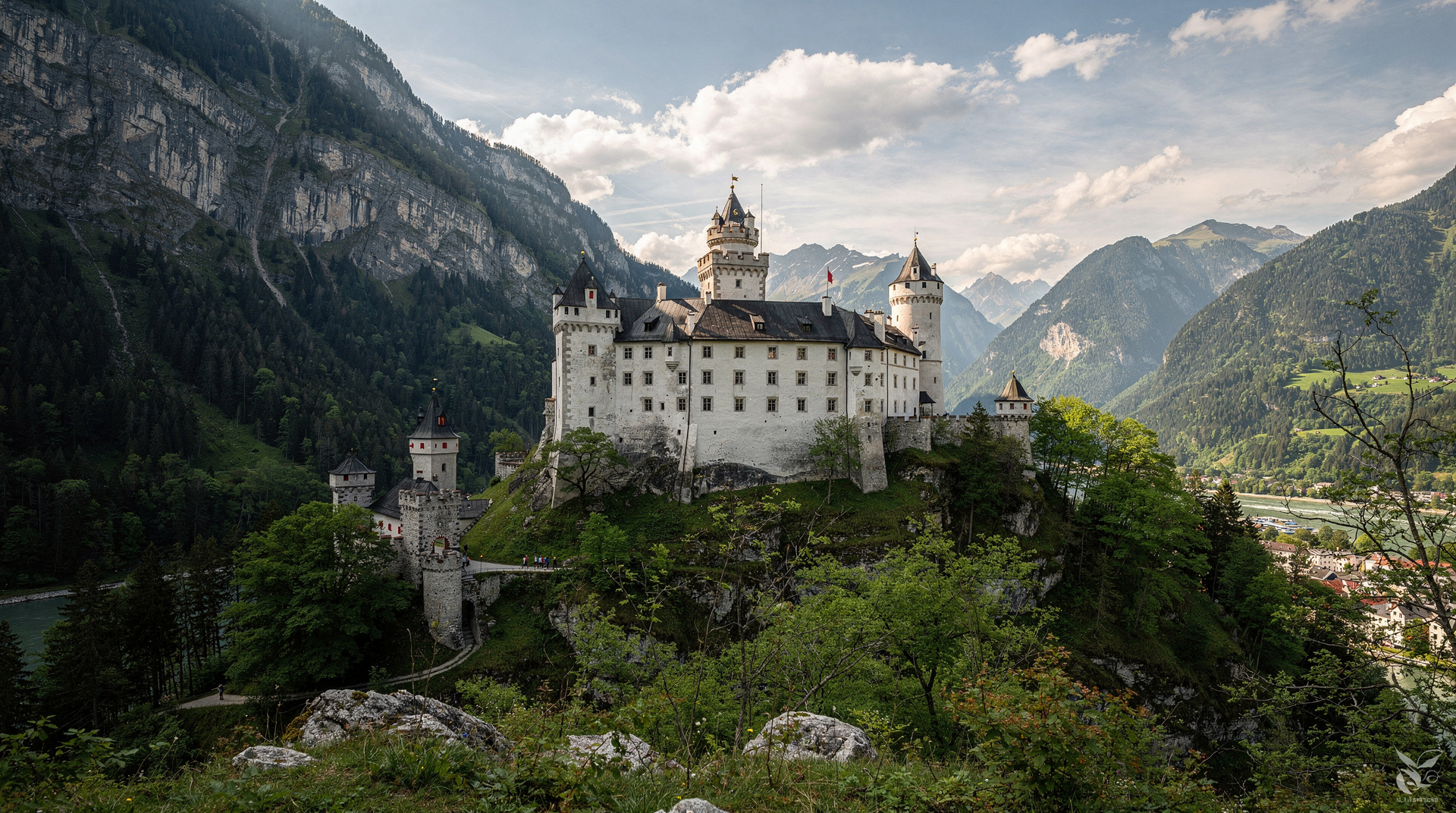 Werfen ice cave private tour: Eisriesenwelt review and logistics — Review of private Eisriesenwelt ice cave tour from Salzburg (~€35-50). Access lo